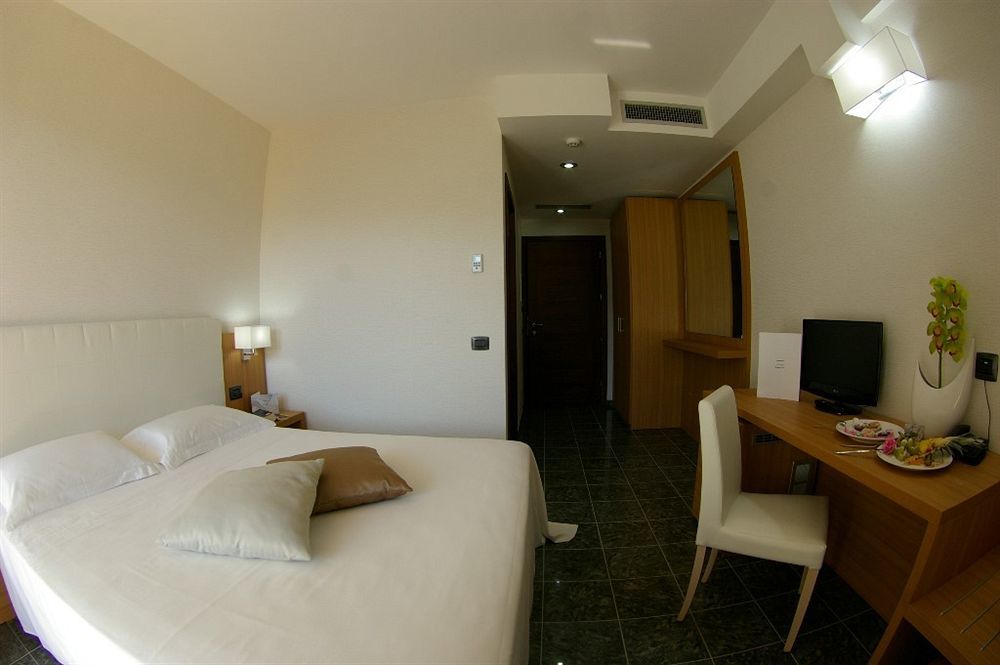 Vea Resort Hotel Меркато Сан Северино Екстериор снимка